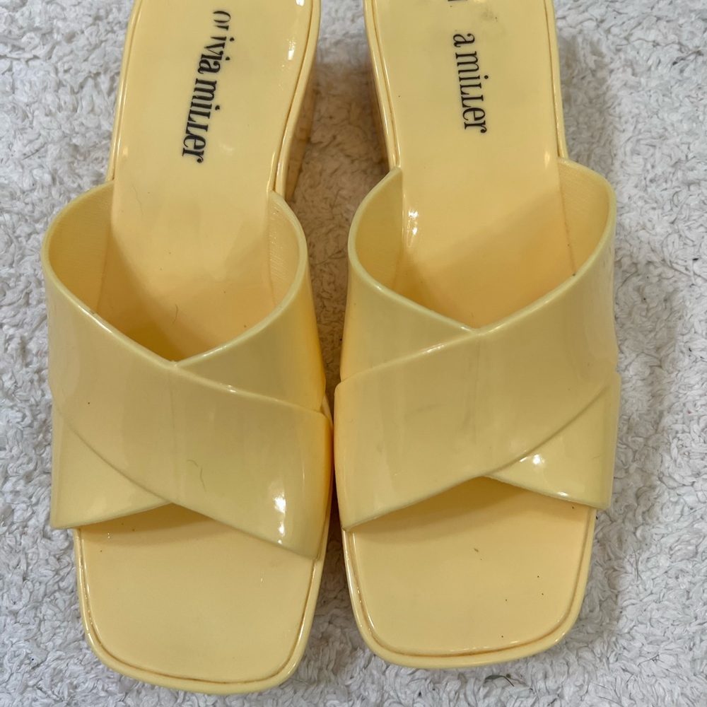 Olivia Miller butter yellow heels size 6